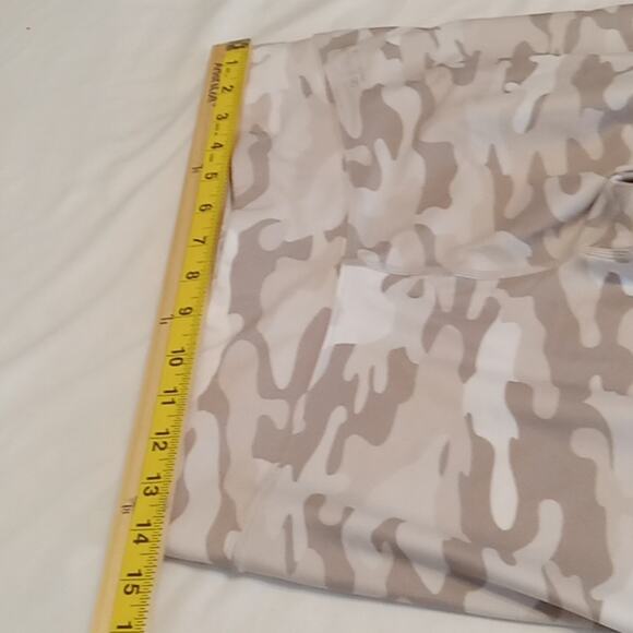 Calvin Klein Performance Wick tan camo Capri leggings. Large - Picture 5 of 8